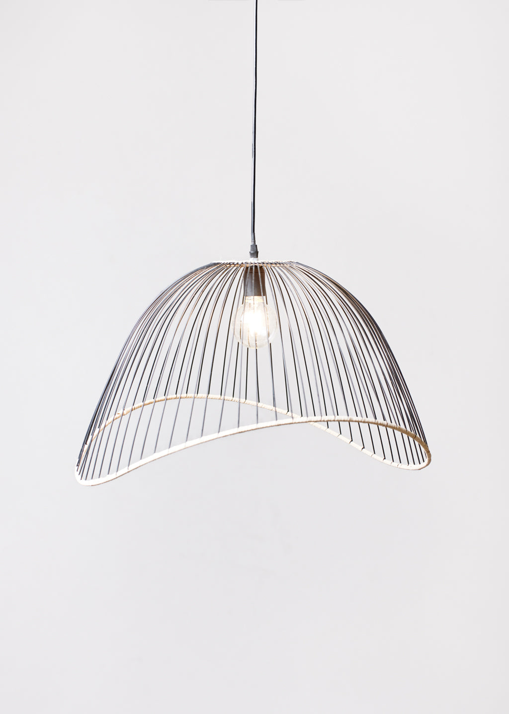 Suspension en métal et rotin