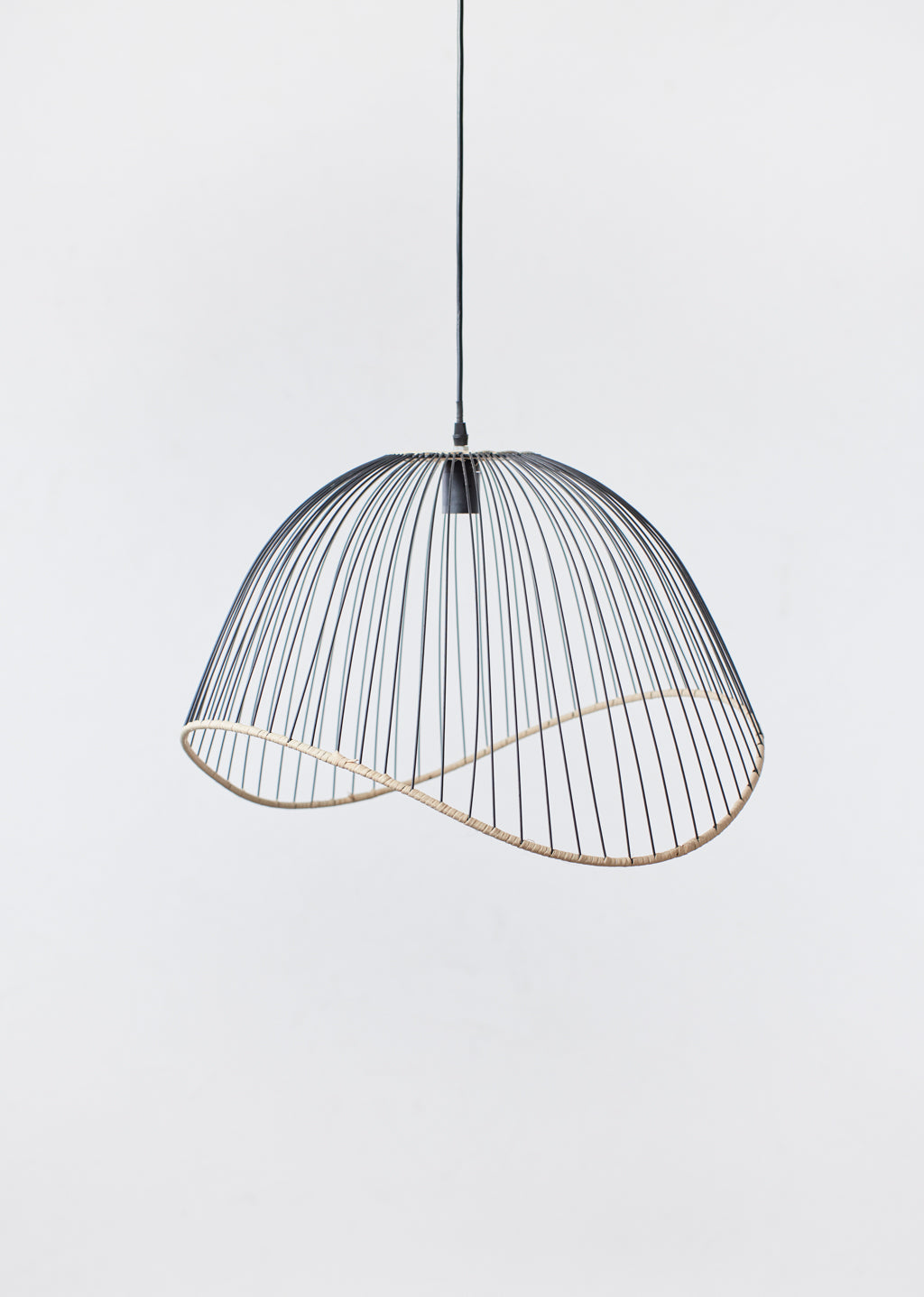 Suspension en métal et rotin