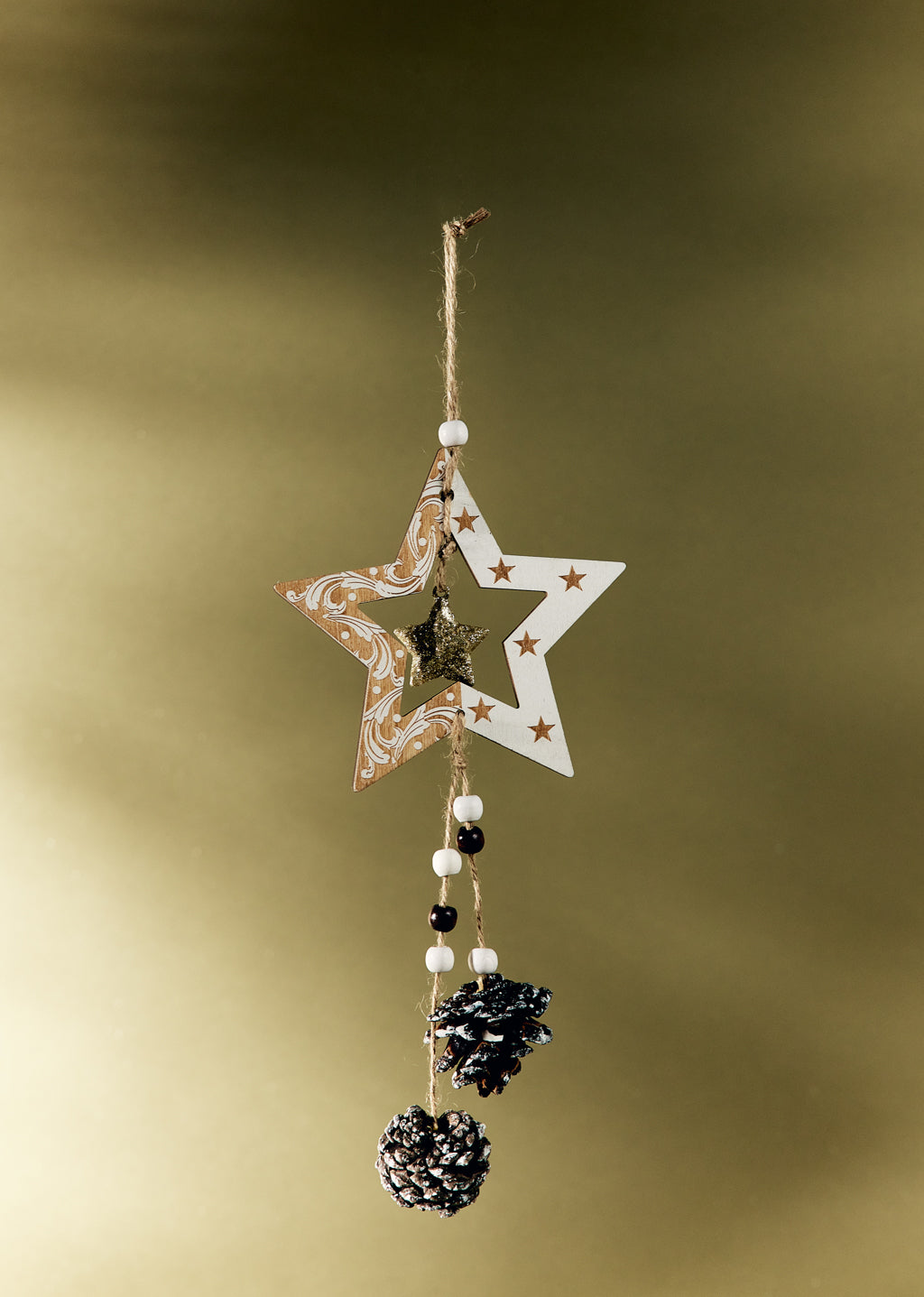 Décoration de bois étoile et pommes de pin
