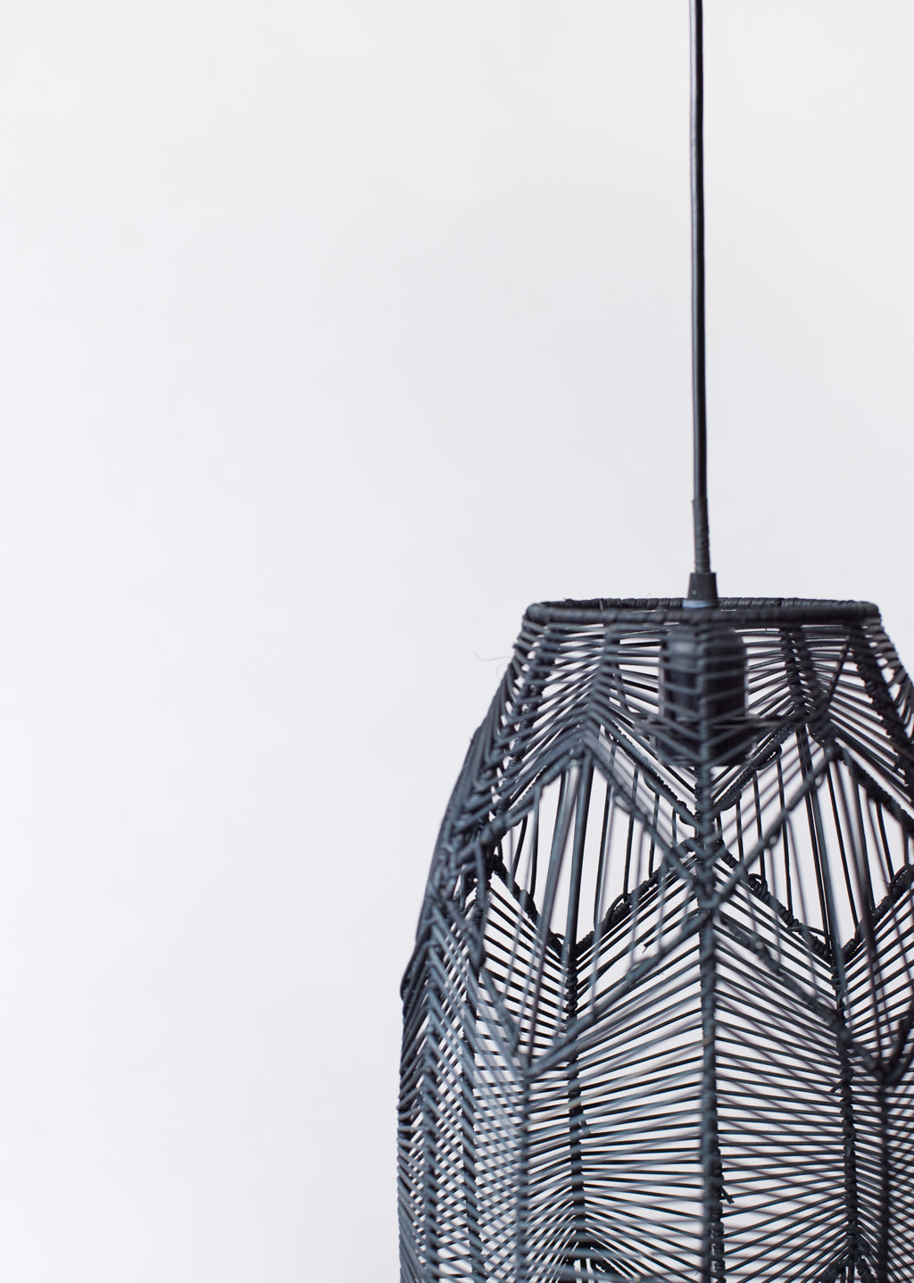 Suspension en rotin noir