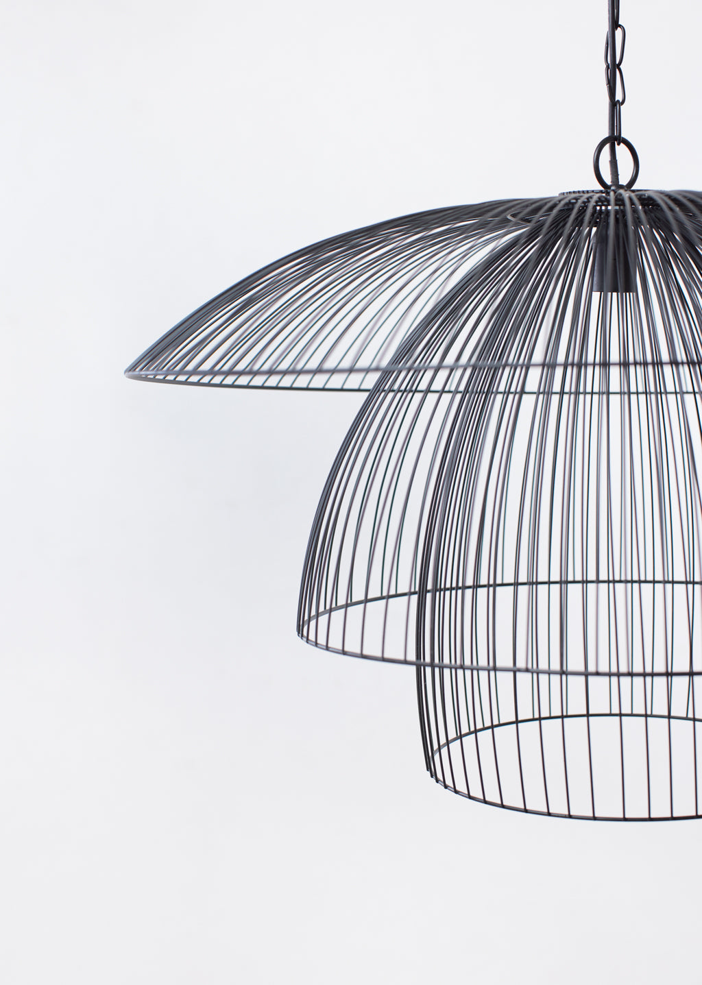 Grande suspension en métal noir