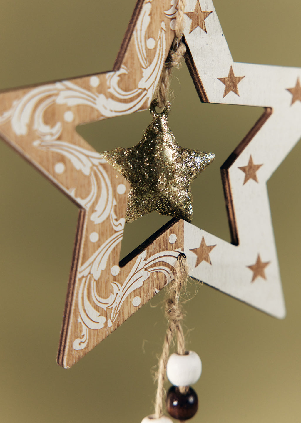 Décoration de bois étoile et pommes de pin