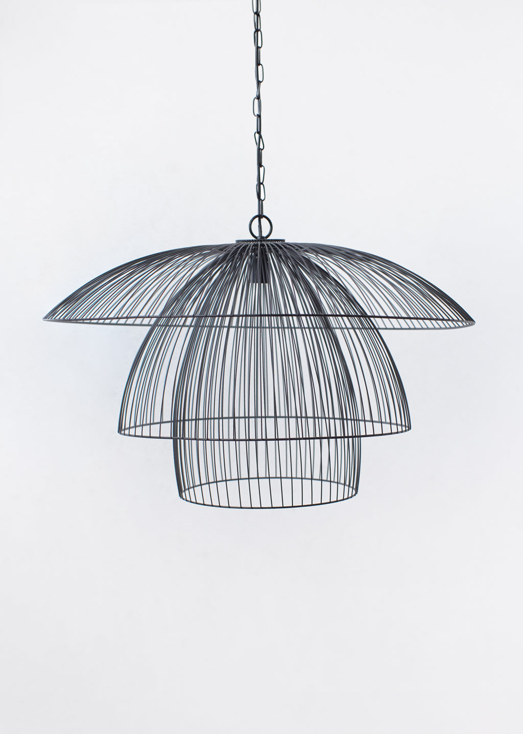 Grande suspension en métal noir