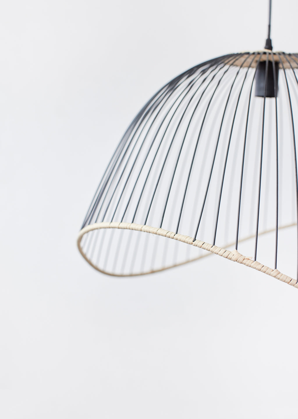 Suspension en métal et rotin