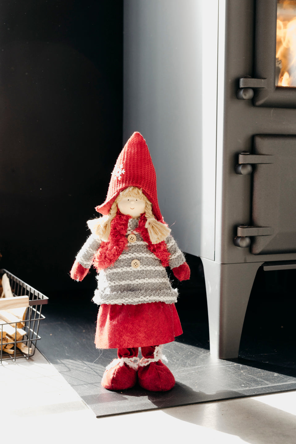 Petite fille festive debout en veste Sherpa