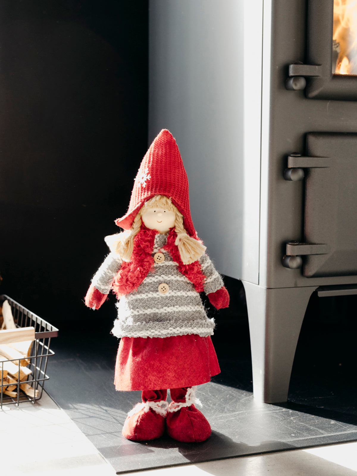 Petite fille festive debout en veste Sherpa
