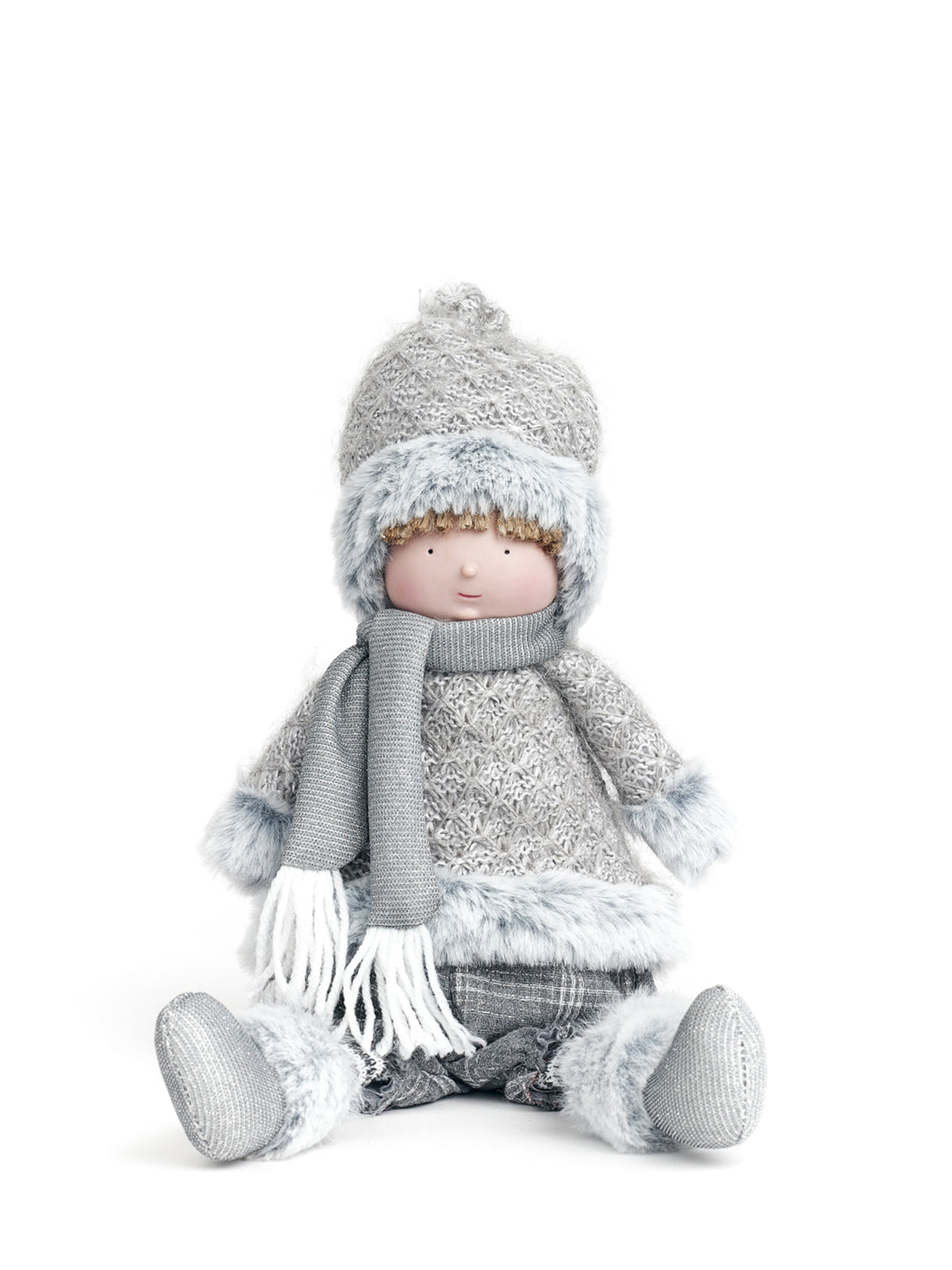 Petit garçon assis avec un chapeau gris