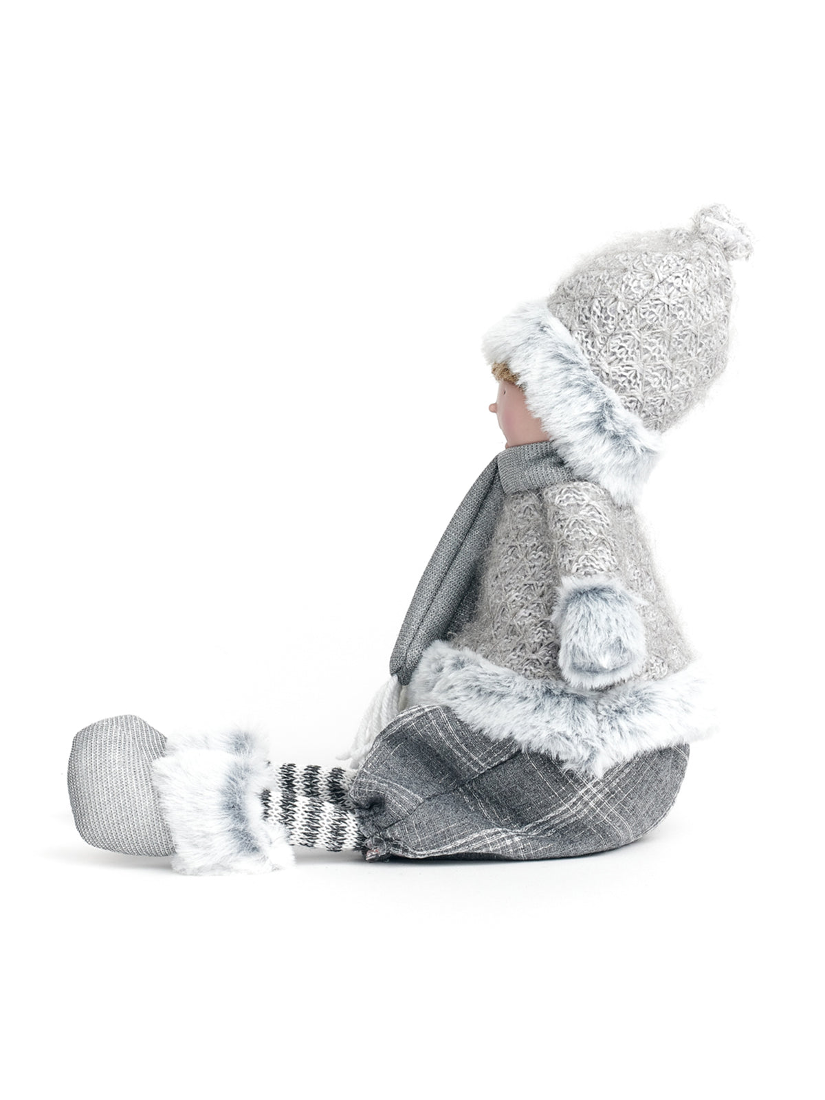 Petit garçon assis avec un chapeau gris