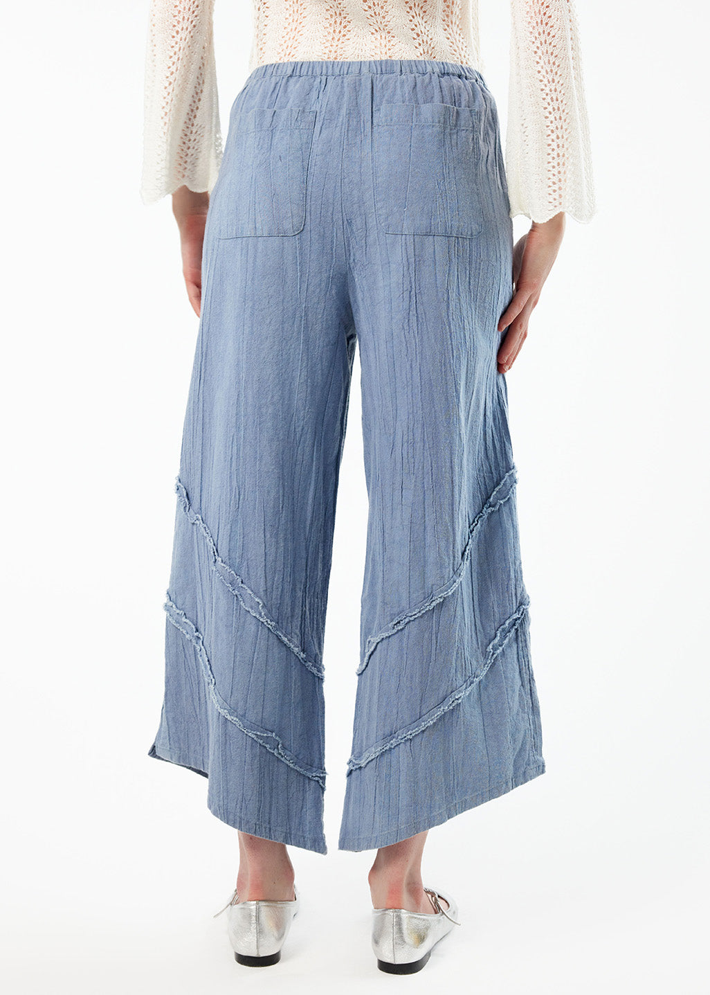 Pantalon écourté jambe large à découpes brutes