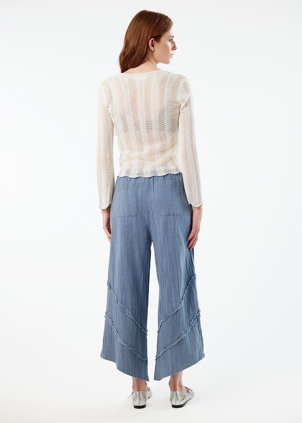 Pantalon écourté jambe large à découpes brutes