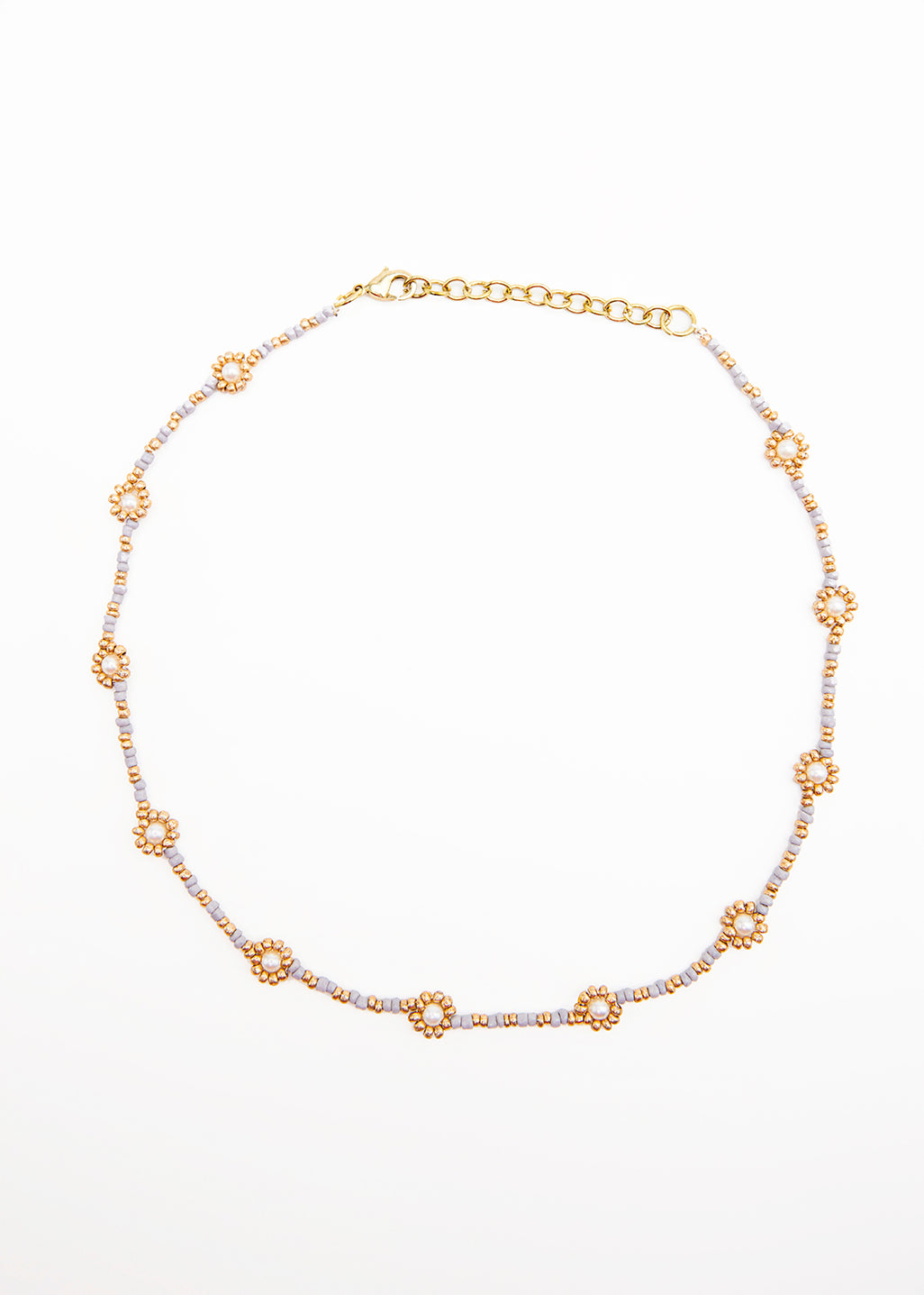 Collier de perles et de pierres grises en forme de fleur
