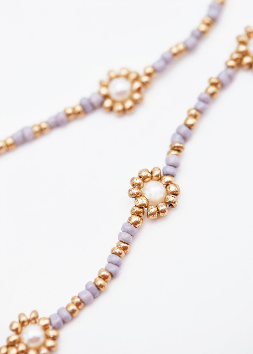 Collier de perles et de pierres grises en forme de fleur
