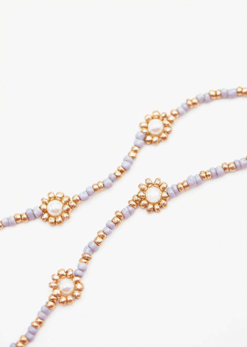 Collier de perles et de pierres grises en forme de fleur