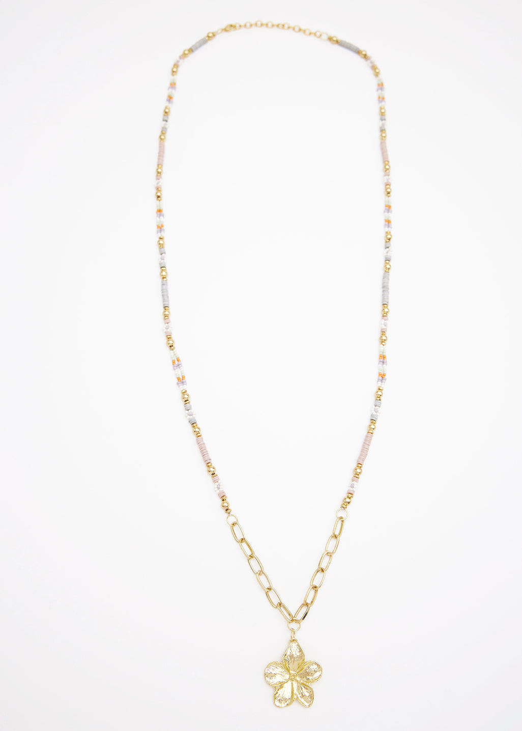 Long collier perlé avec fleur