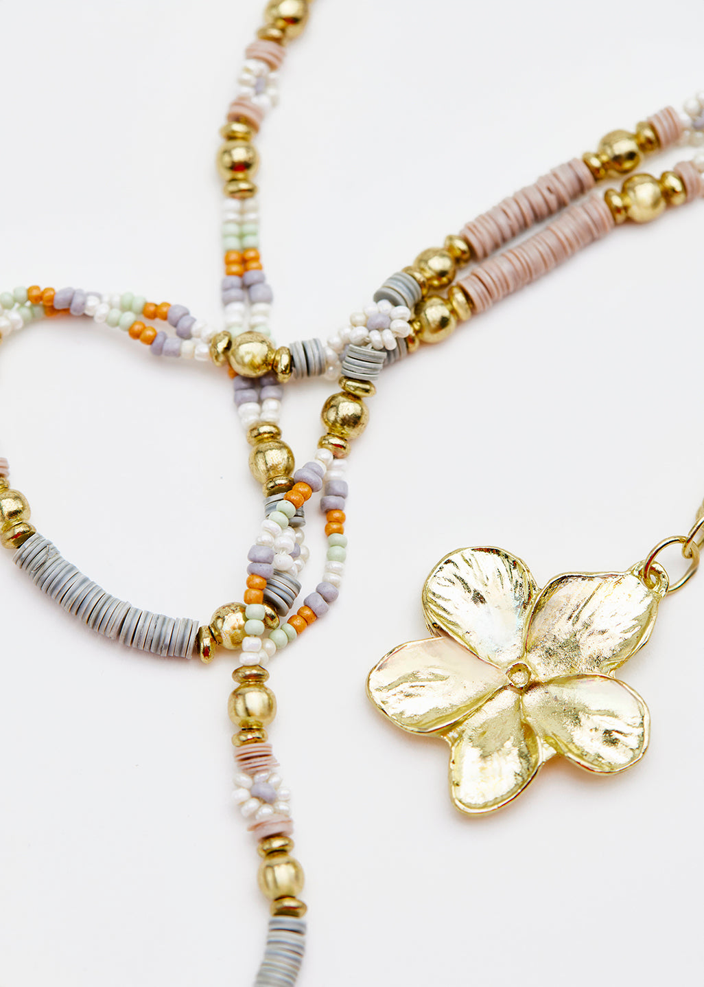 Long collier perlé avec fleur