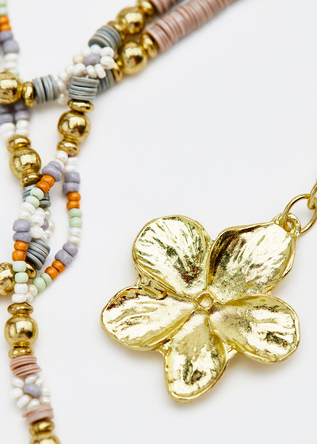 Long collier perlé avec fleur