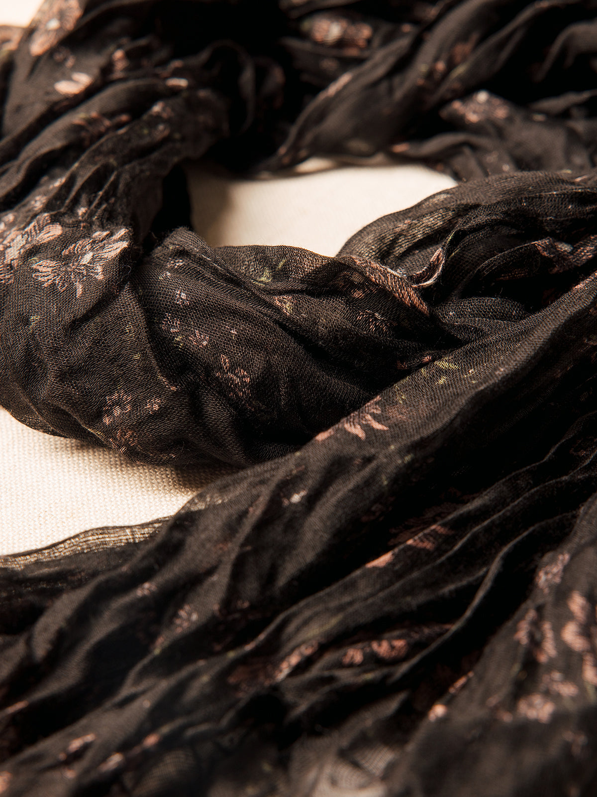 Foulard léger floral froissé