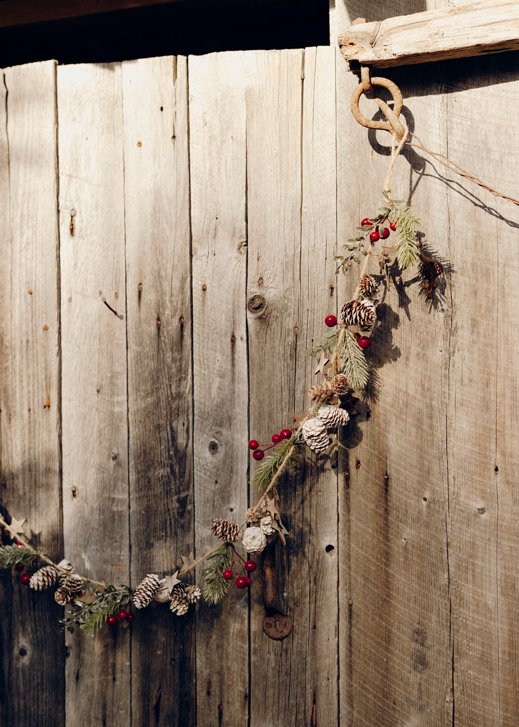 Pinecone, star and berry garland