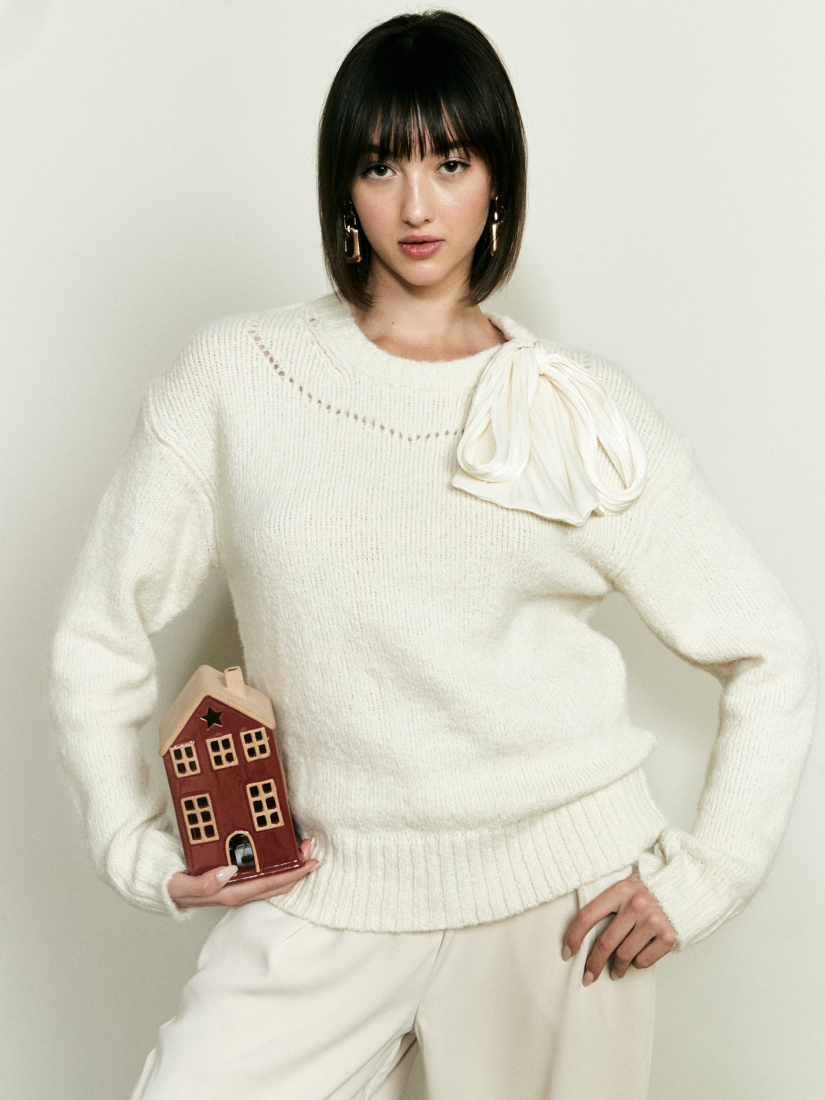 Pull orné d’un foulard noué