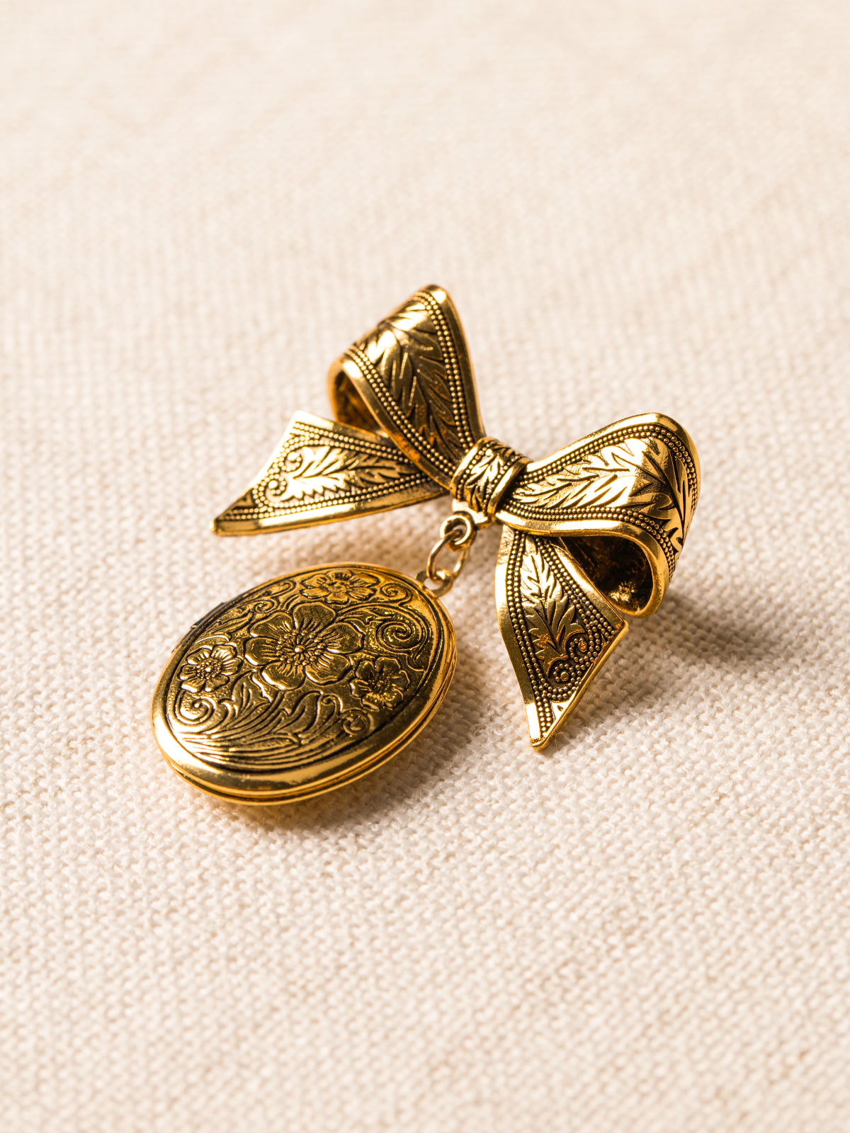 Broche médaillon nœud