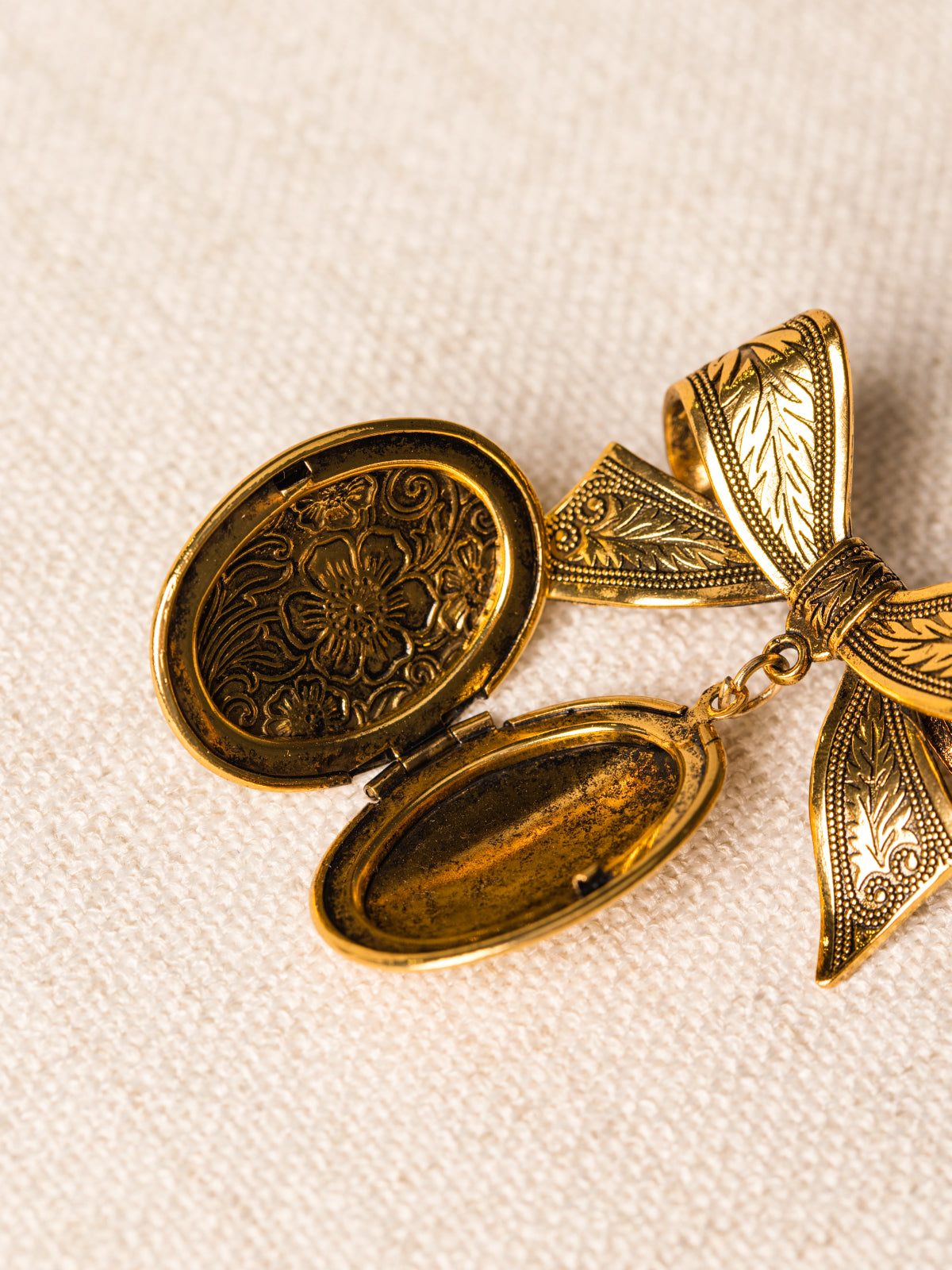 Broche médaillon nœud