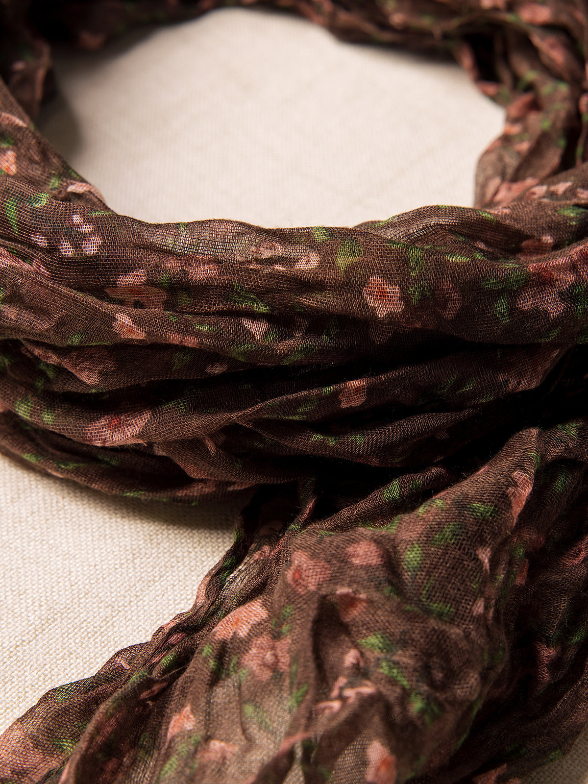 Foulard léger floral froissé