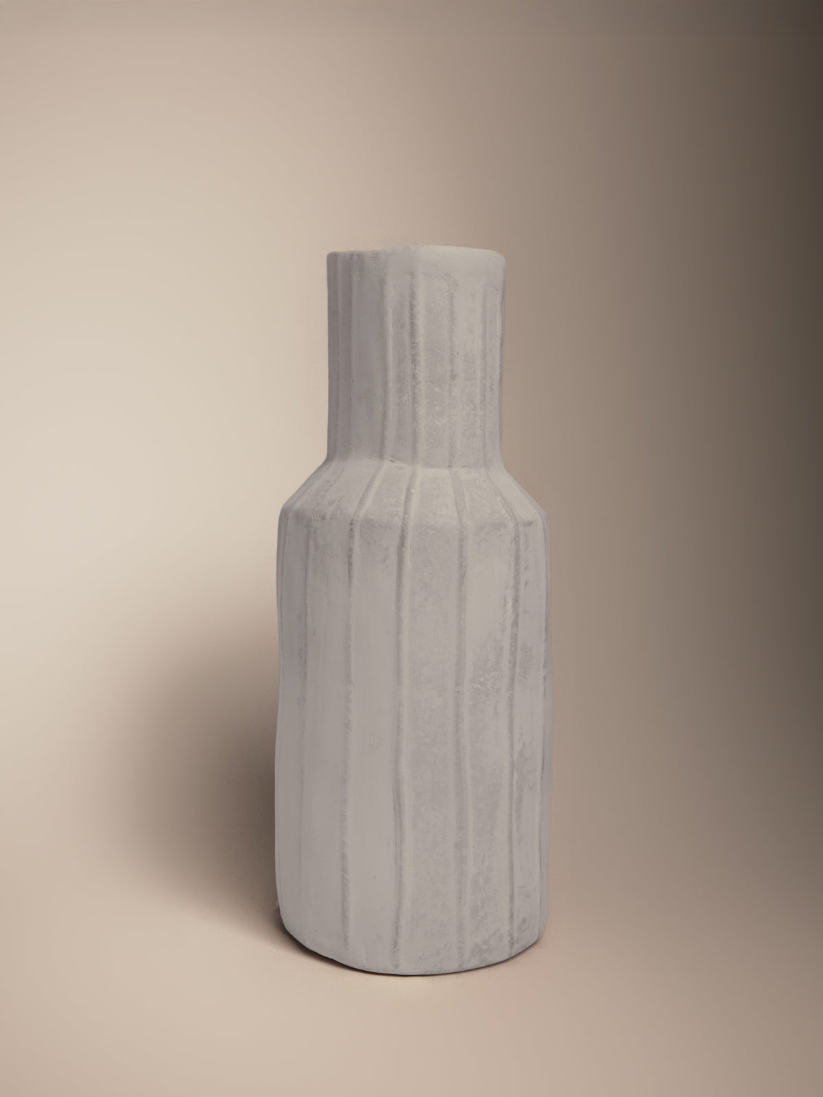 Grand vase en papier mâché nervuré