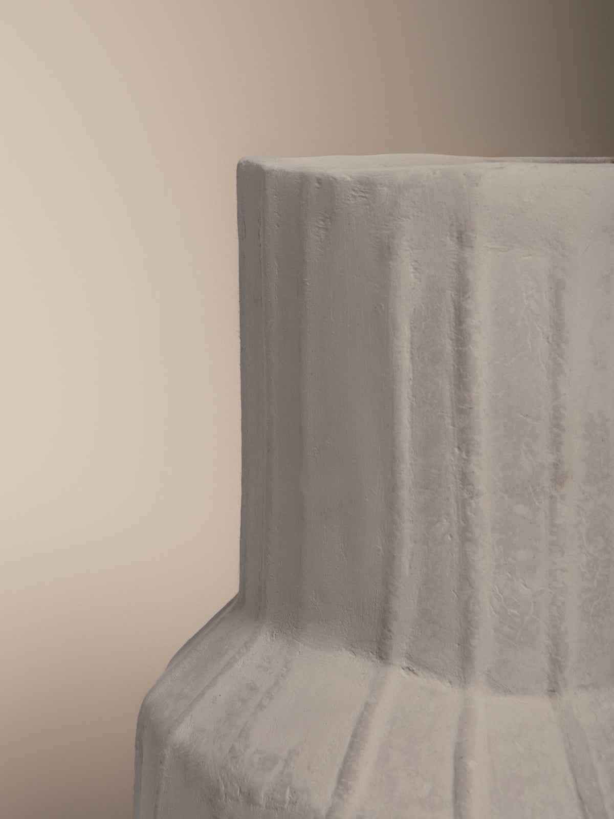 Grand vase en papier mâché nervuré