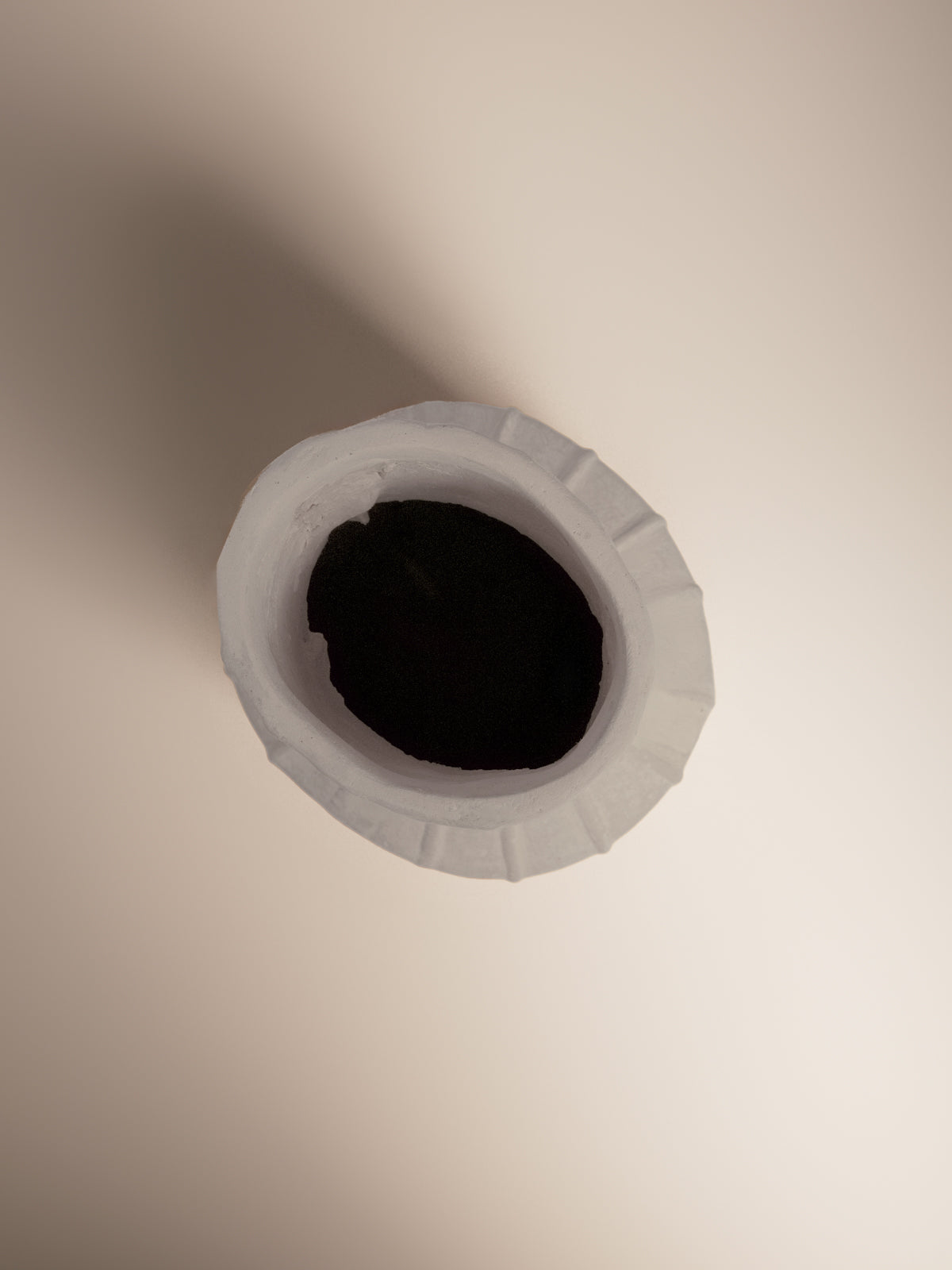 Grand vase en papier mâché nervuré