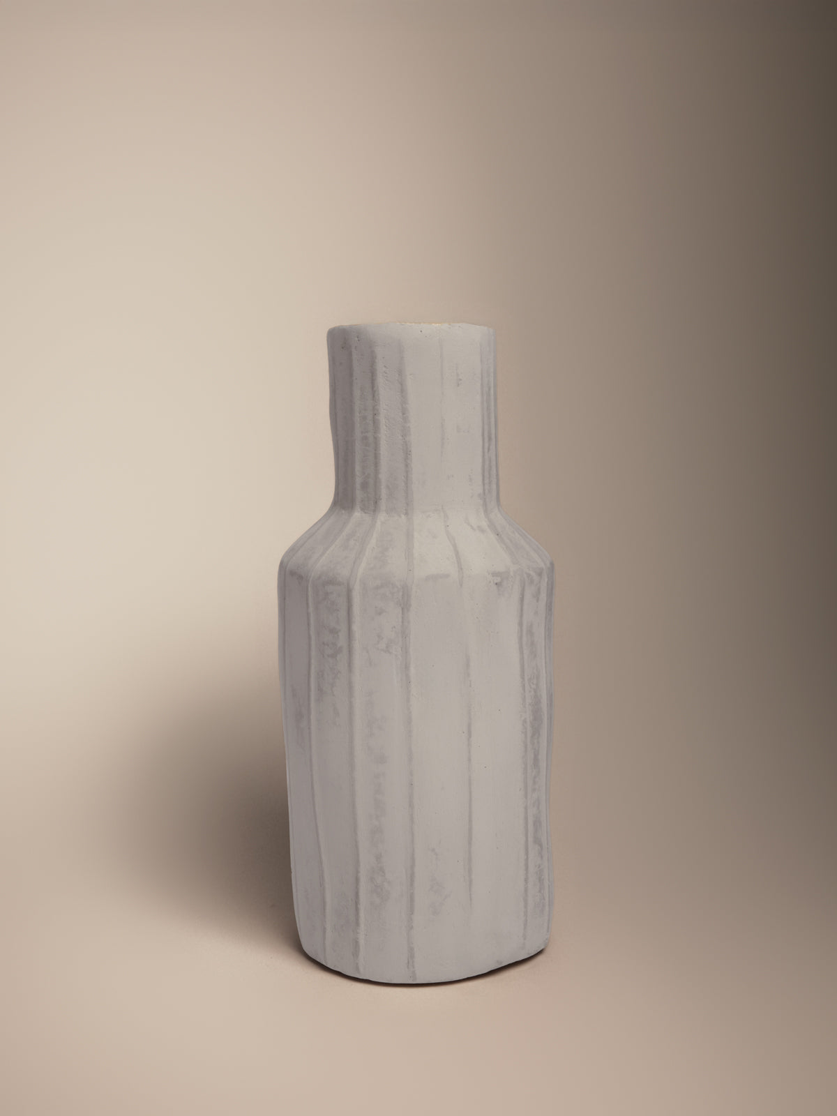 Moyen vase en papier mâché nervuré