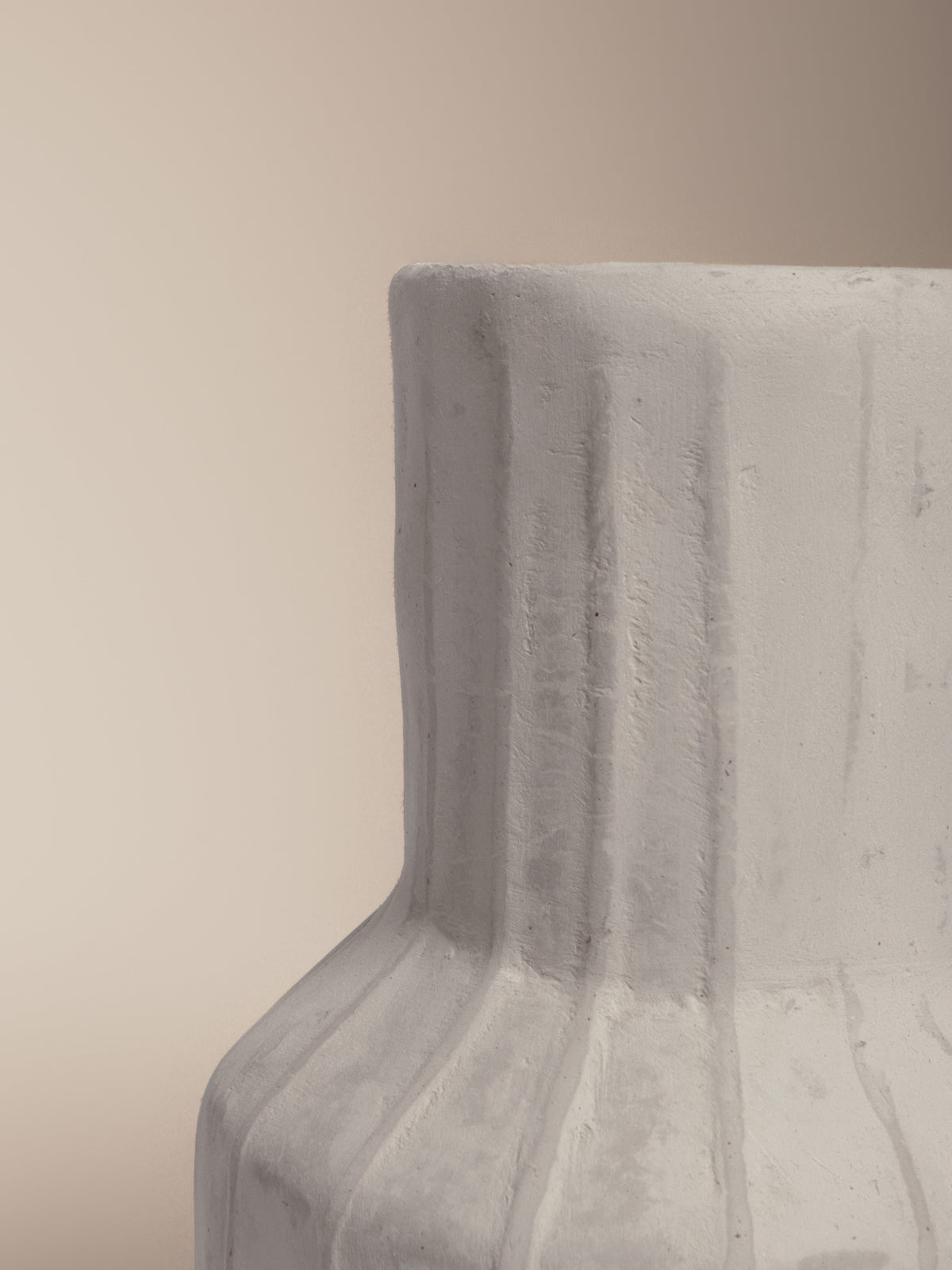 Moyen vase en papier mâché nervuré