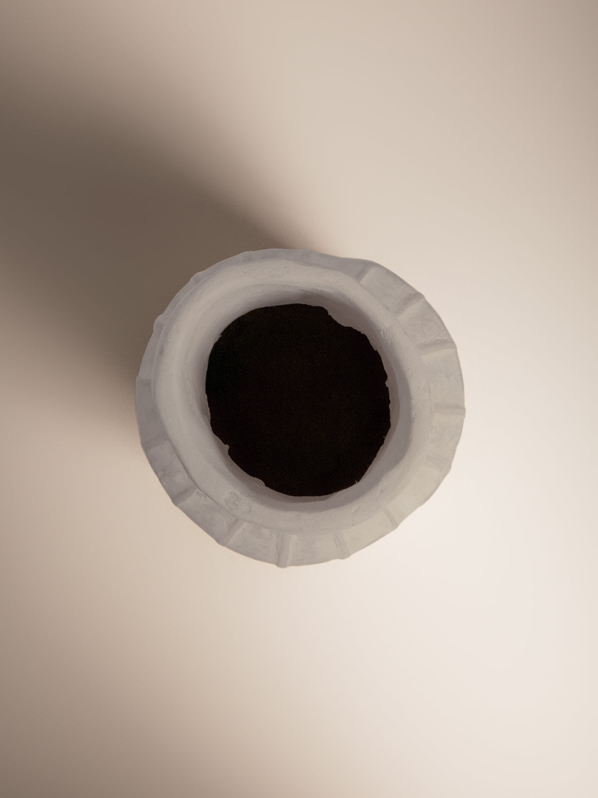 Moyen vase en papier mâché nervuré