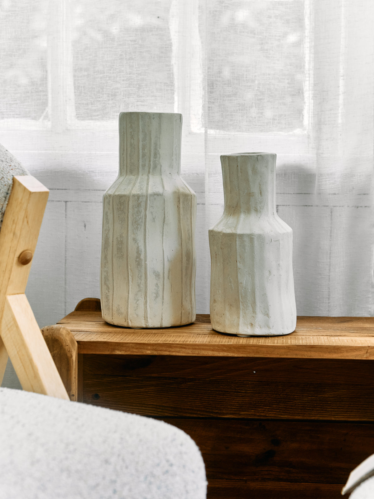 Moyen vase en papier mâché nervuré