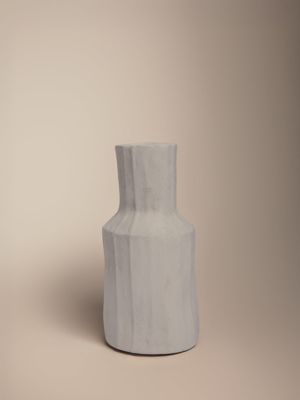 Petit vase en papier mâché nervuré