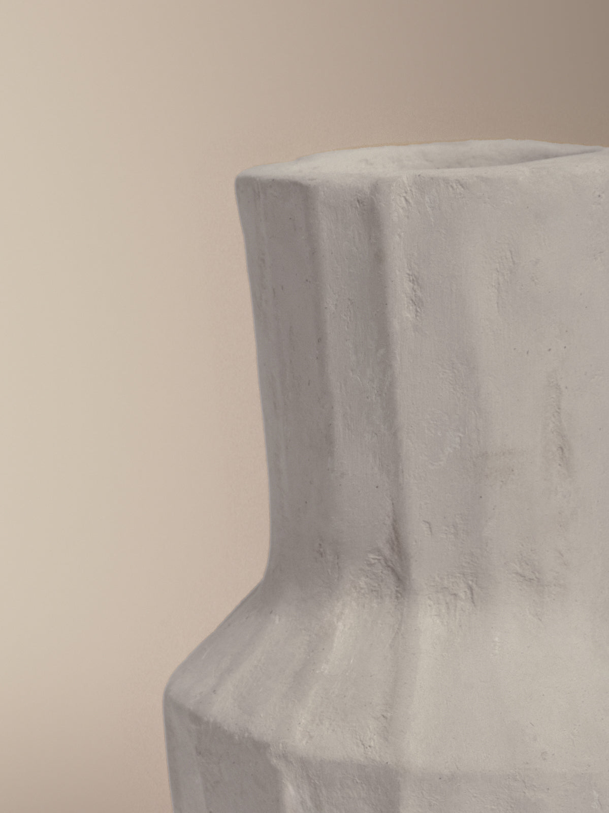 Petit vase en papier mâché nervuré