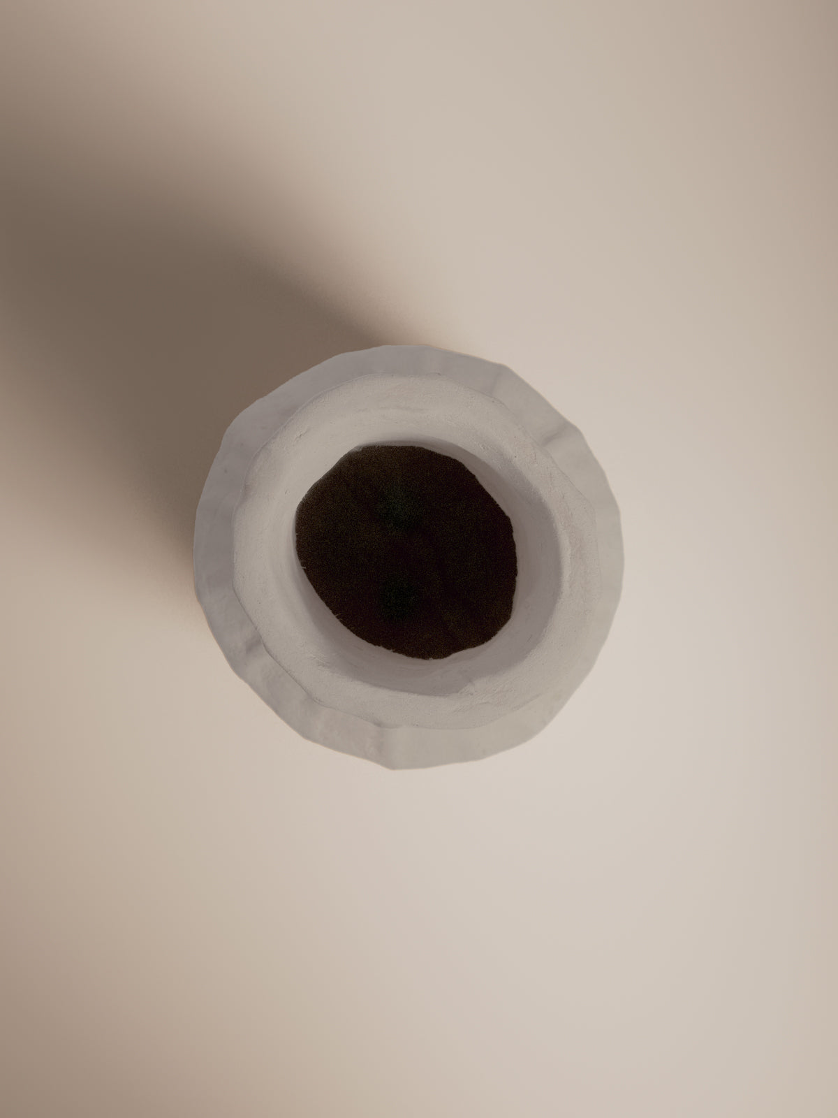 Petit vase en papier mâché nervuré