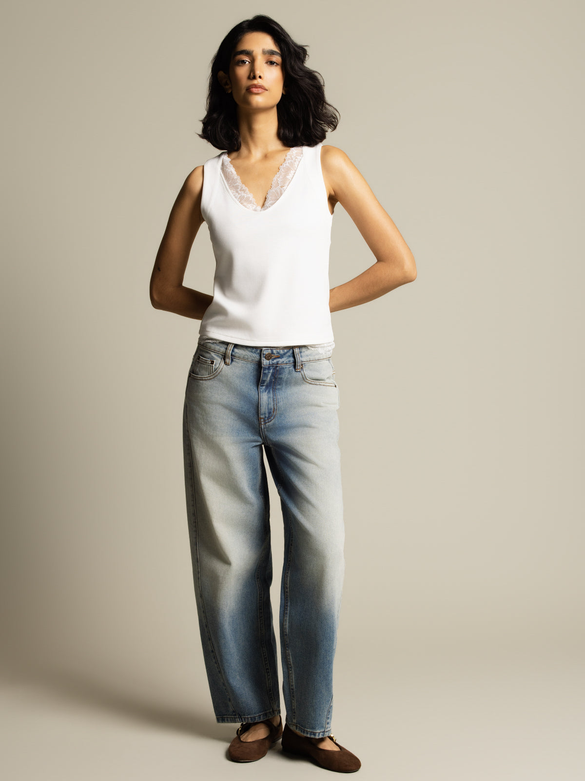 Relaxed barrel jean