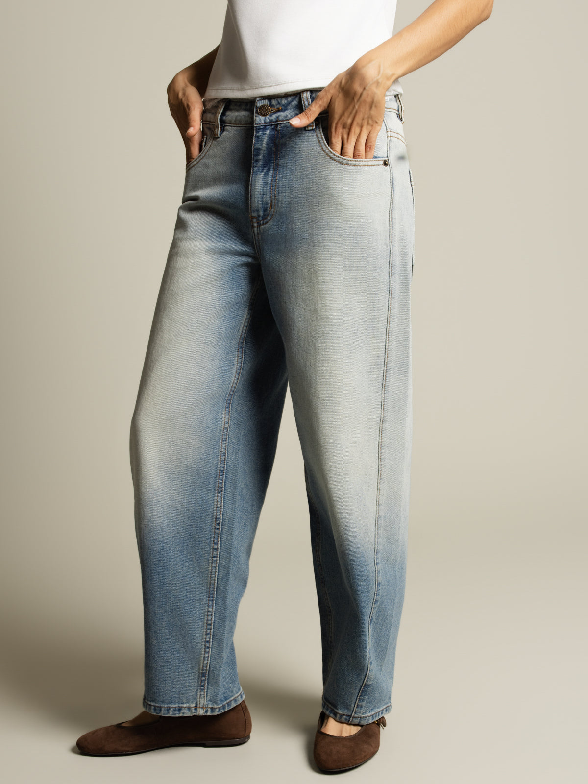 Relaxed barrel jean