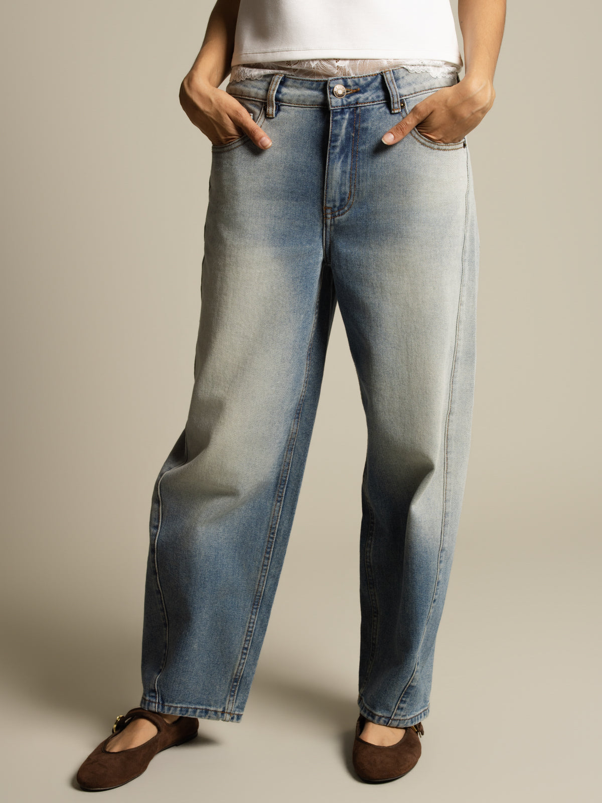 Relaxed barrel jean