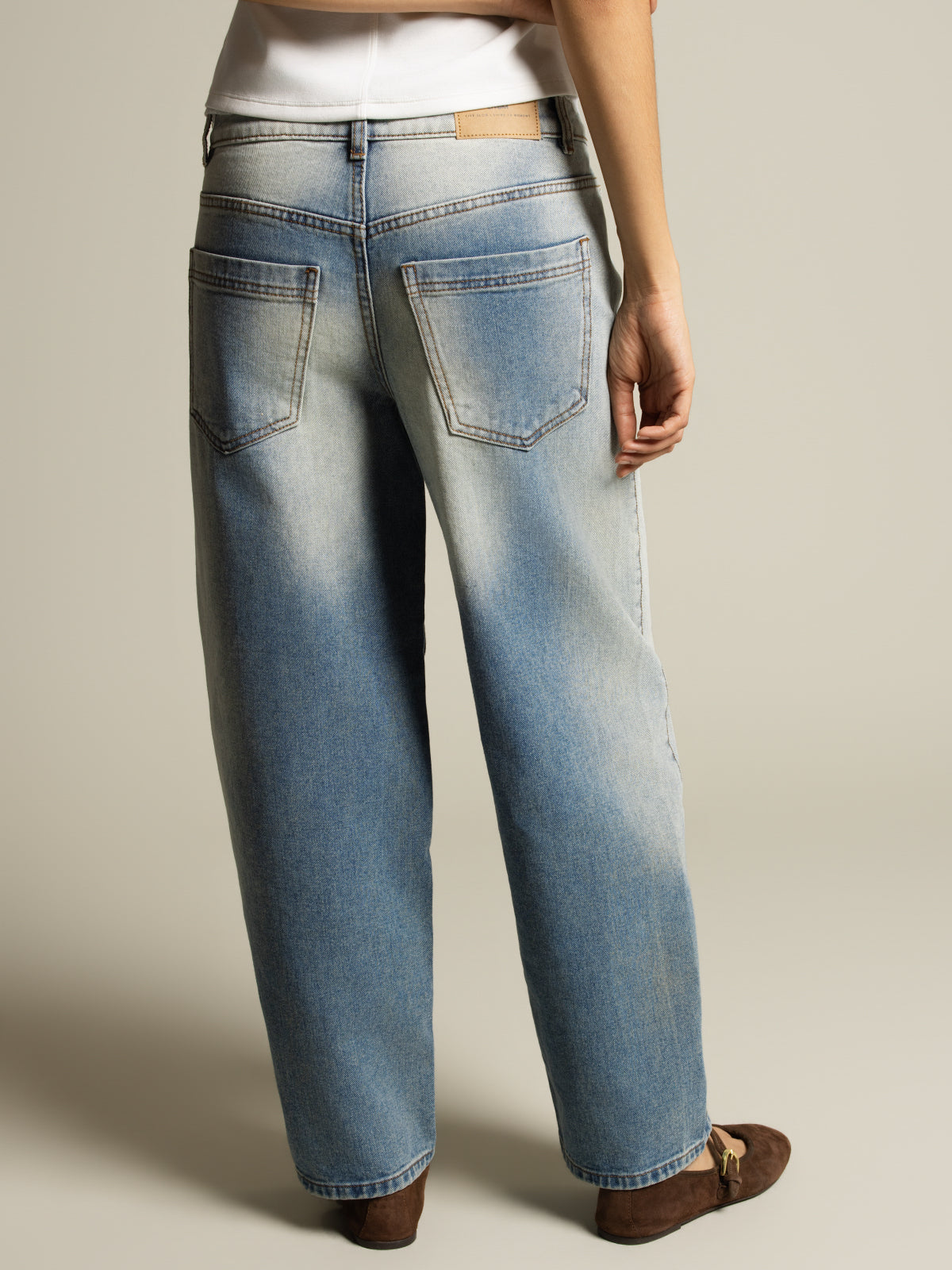 Relaxed barrel jean