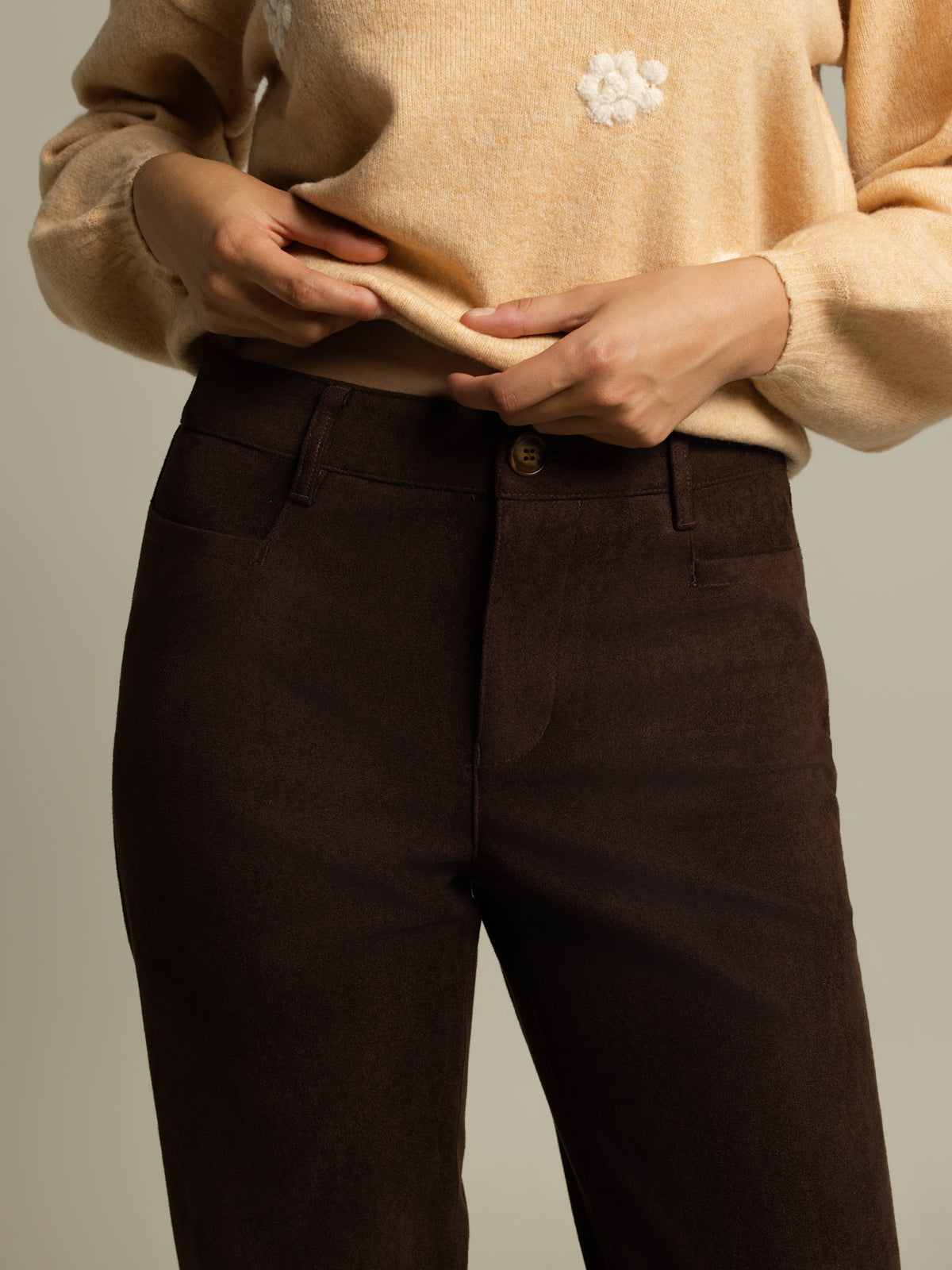 Pantalon suède jambe droite