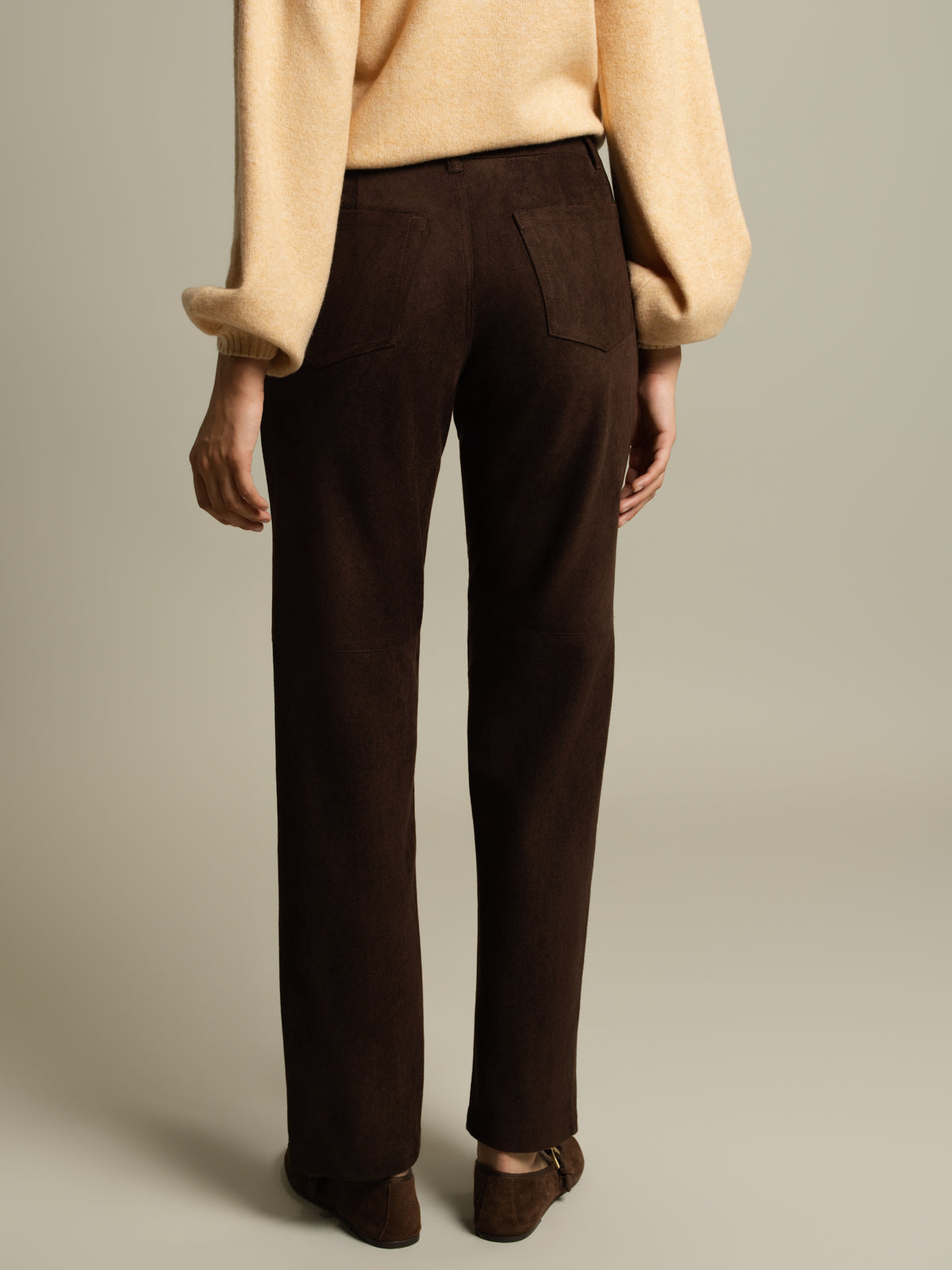 Pantalon suède jambe droite