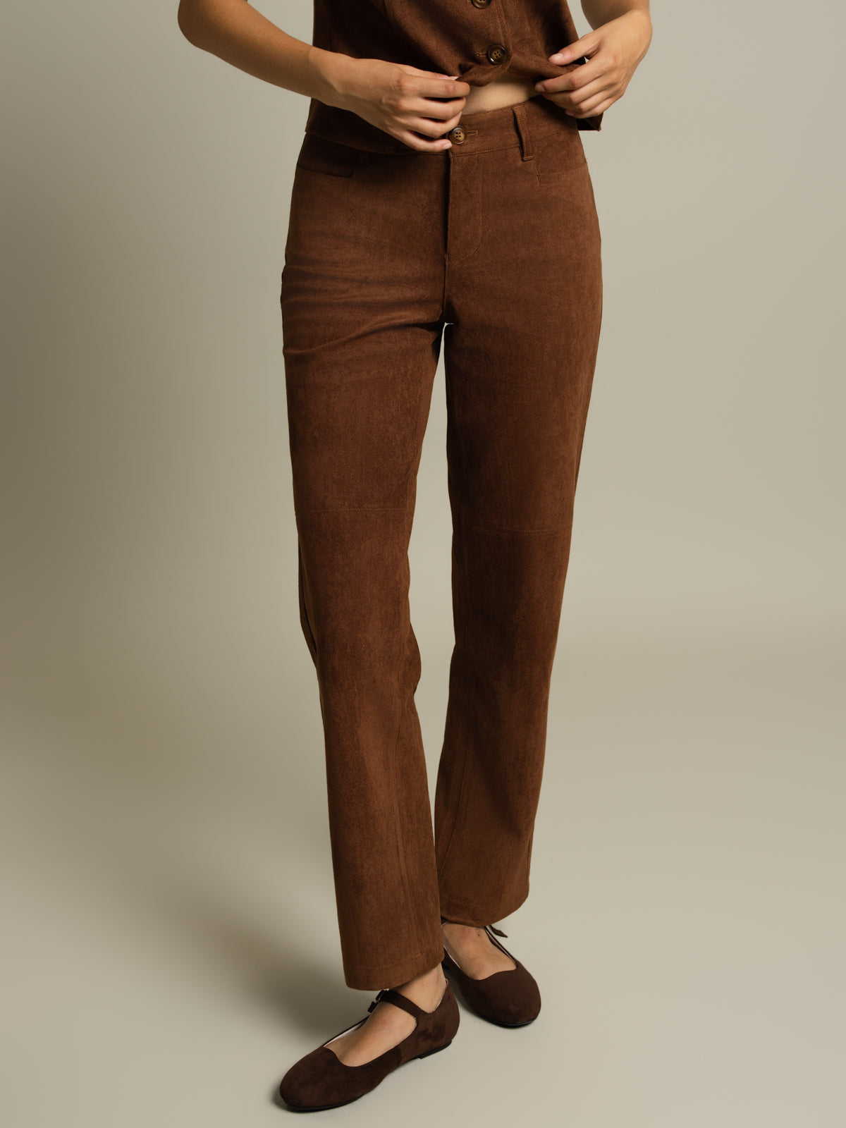 Pantalon suède jambe droite