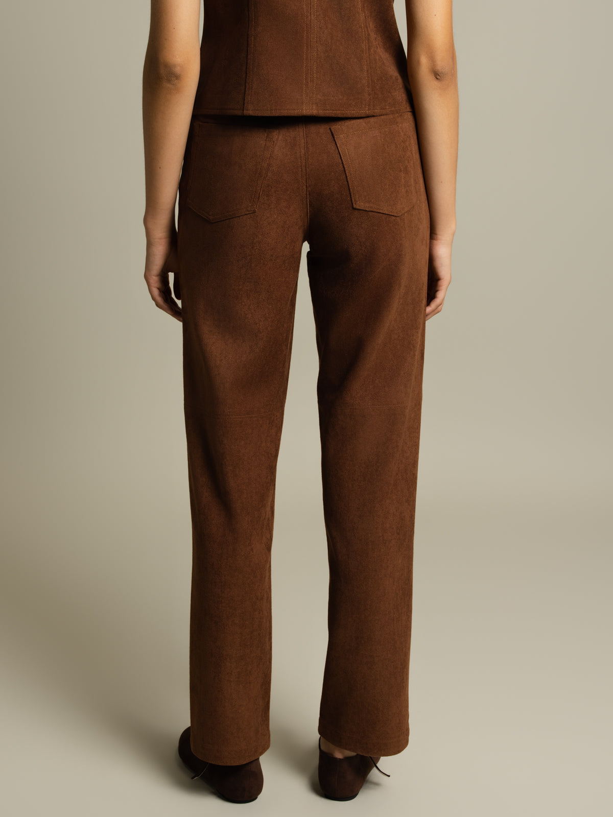 Pantalon suède jambe droite
