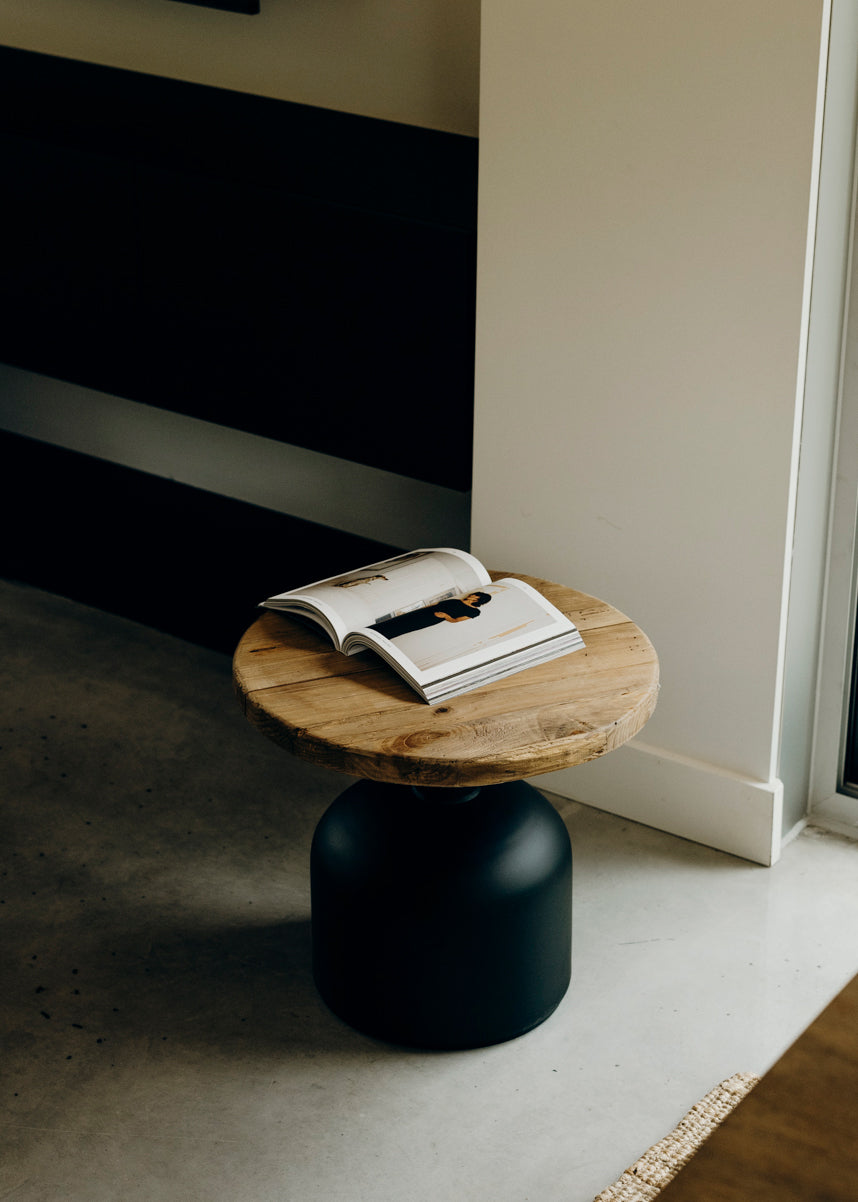 Table d'appoint avec base en métal