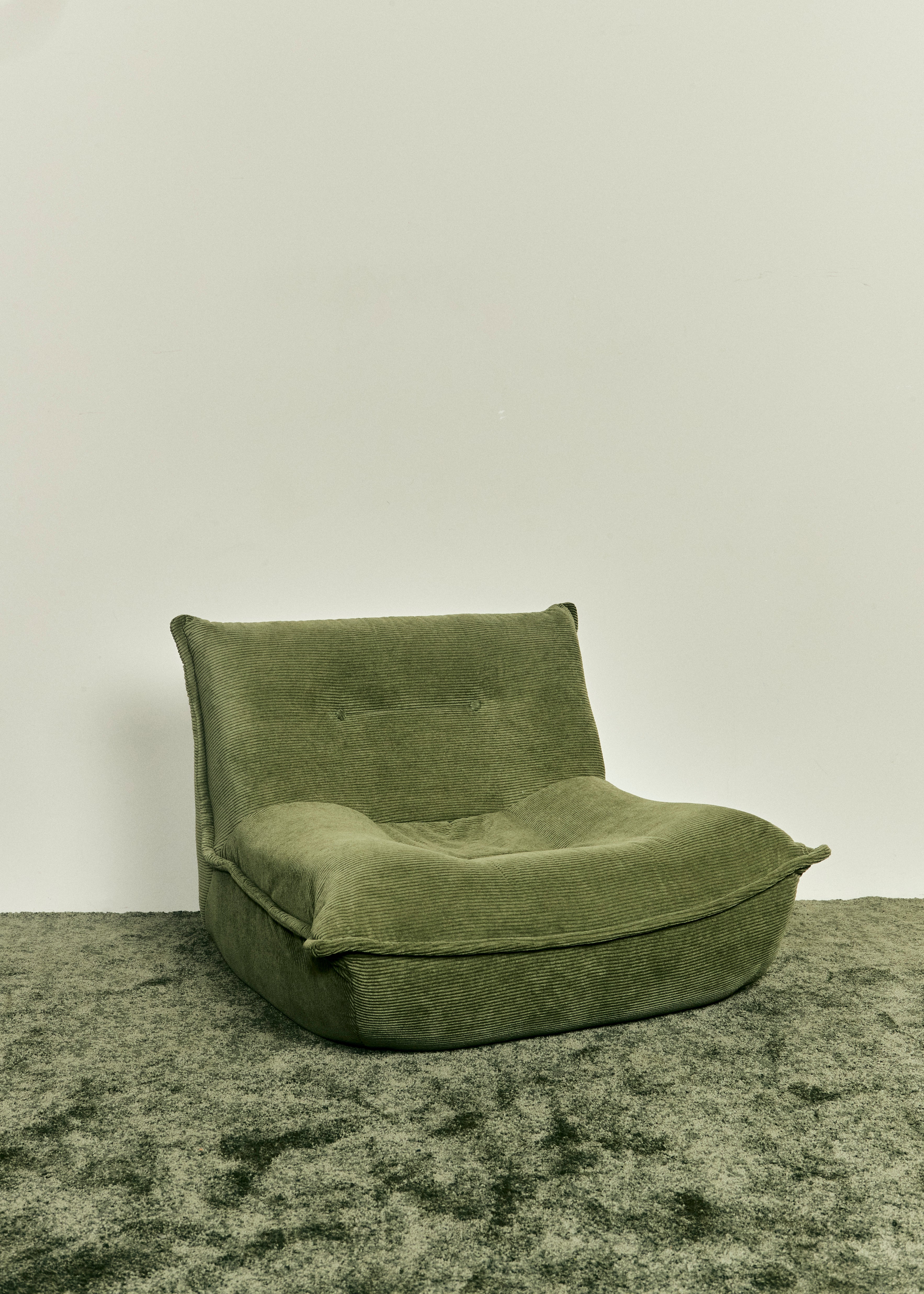 Cushioned accent chair